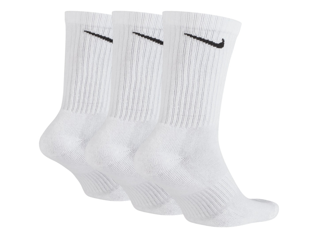 Paquete de tres calcetines Nike blancos de caña media con el logotipo de la marca en negro.
