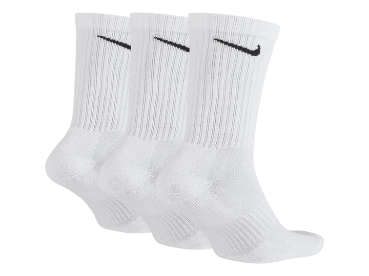 Paquete de tres calcetines Nike blancos de caña media con el logotipo de la marca en negro.