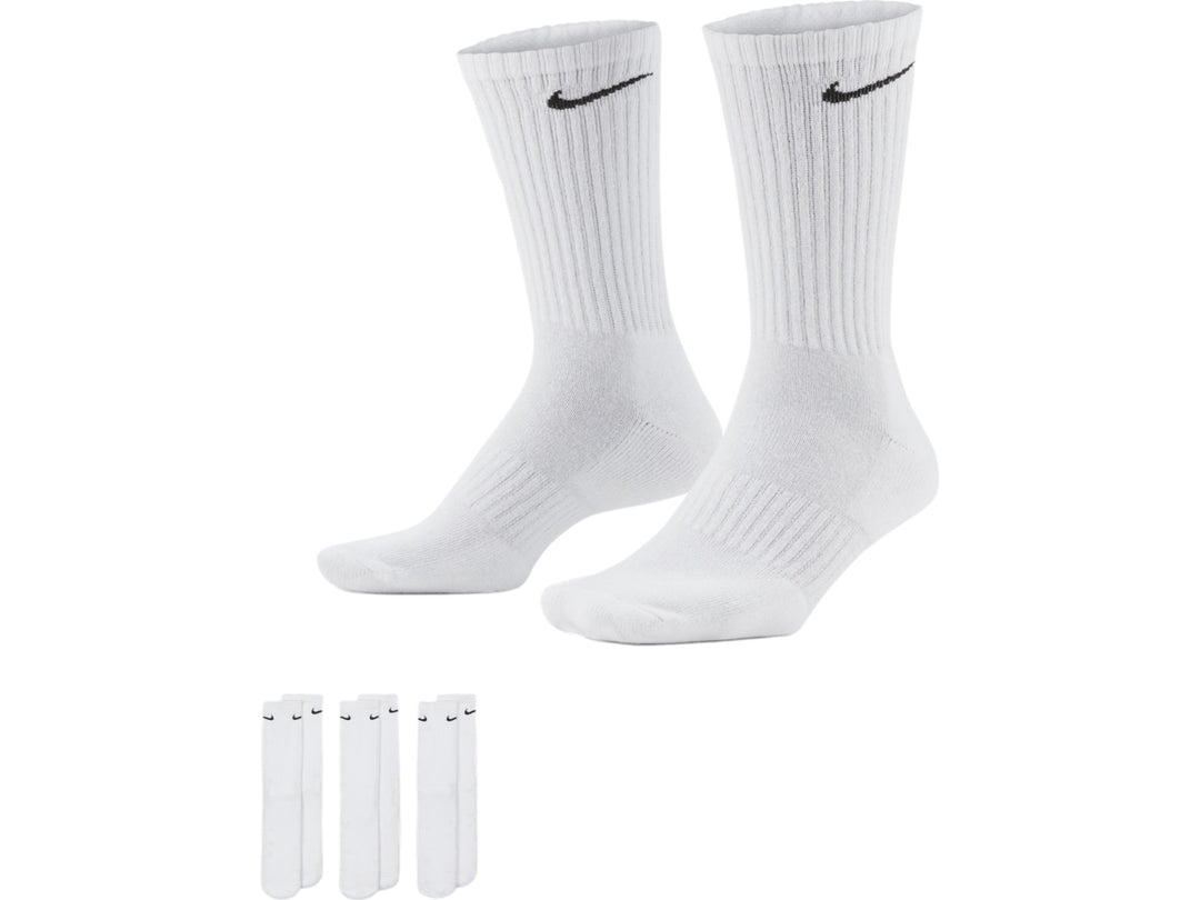 Paquete de tres calcetines Nike blancos de caña media con el logotipo de la marca en negro.