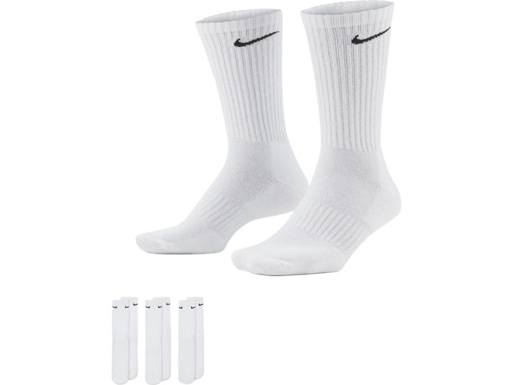 Paquete de tres calcetines Nike blancos de caña media con el logotipo de la marca en negro.