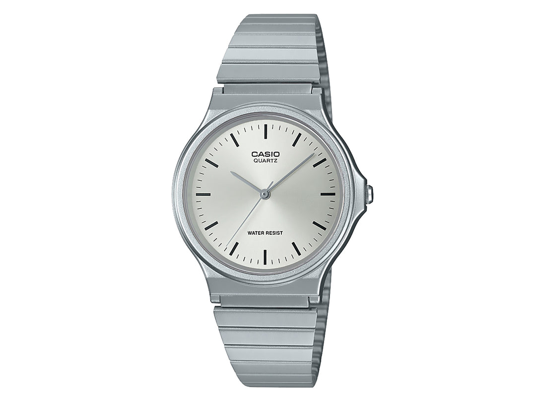 Reloj analógico Casio MQ-24D color plata con correa de metal y esfera clara.