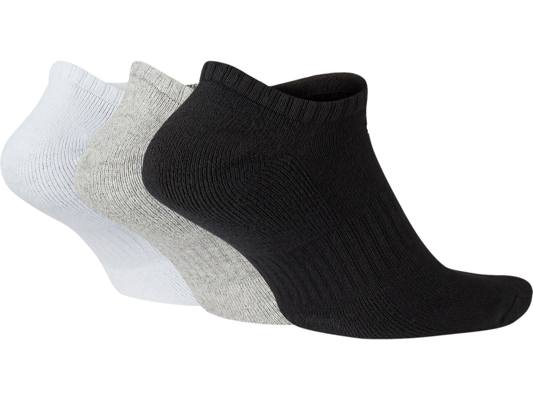 Pack de tres calcetines Nike Everyday Cushioned Low en colores blanco, gris y negro.