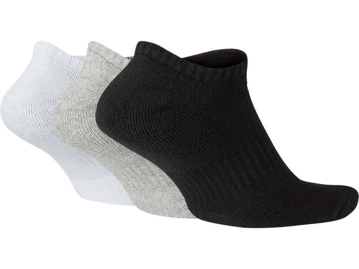 Pack de tres calcetines Nike Everyday Cushioned Low en colores blanco, gris y negro.