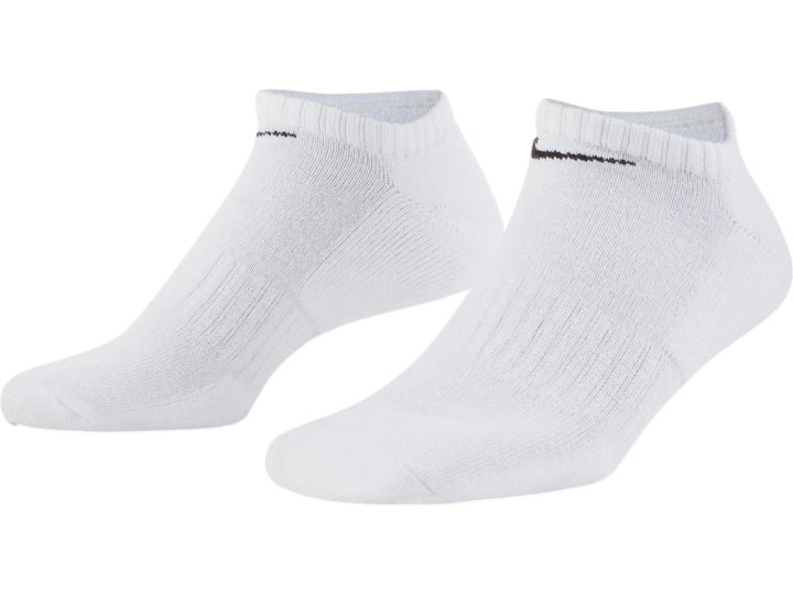 Pack de tres calcetines Nike Everyday Cushioned Low en colores blanco, gris y negro.