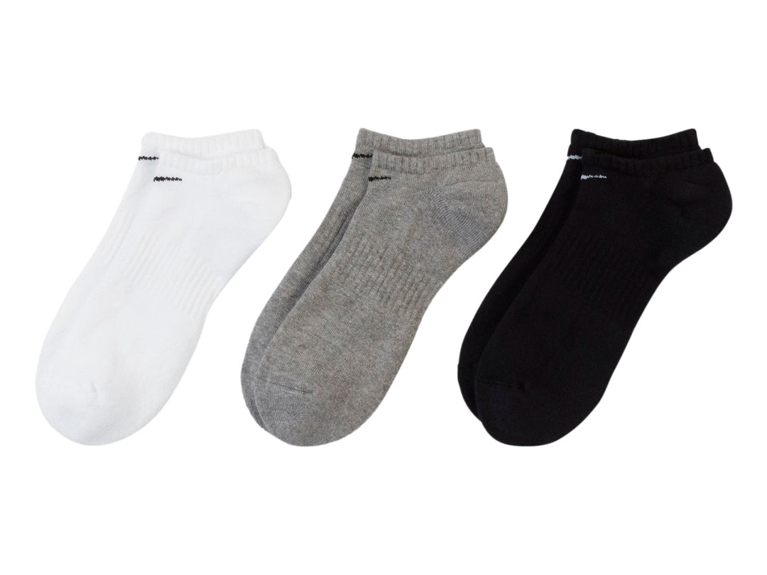 Pack de tres calcetines Nike Everyday Cushioned Low en colores blanco, gris y negro.