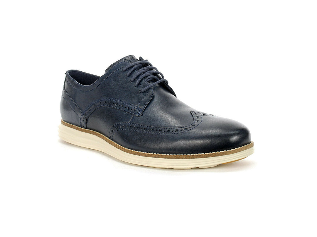 Zapato Oxford Cole Haan color navy con suela blanca para hombre.