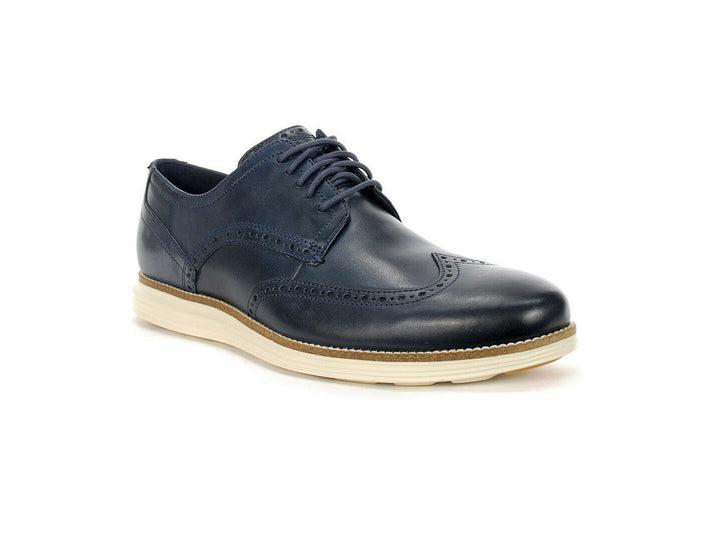 Zapato Oxford Cole Haan color navy con suela blanca para hombre.