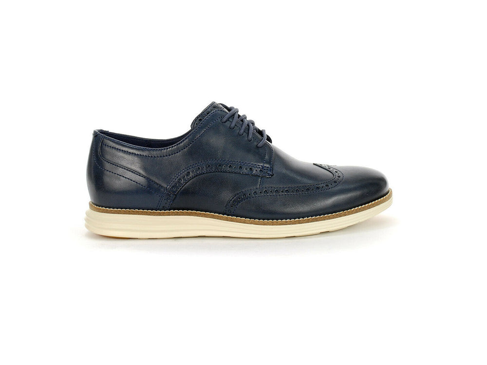 Zapato Oxford Cole Haan color navy con suela blanca para hombre.