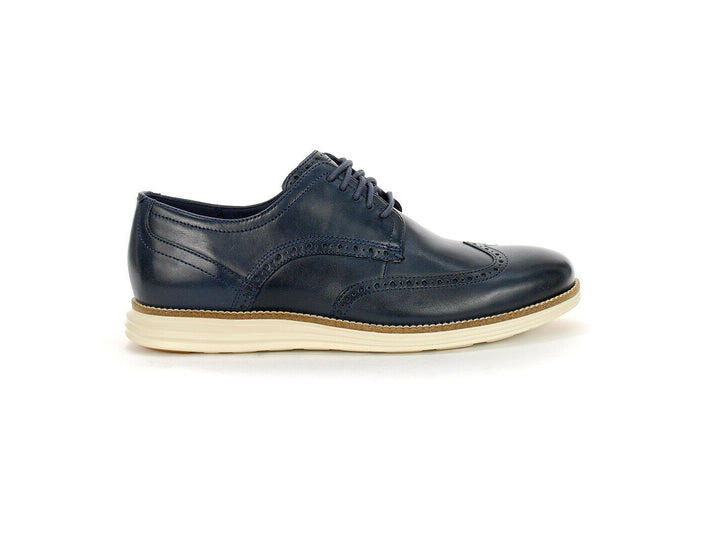 Zapato Oxford Cole Haan color navy con suela blanca para hombre.