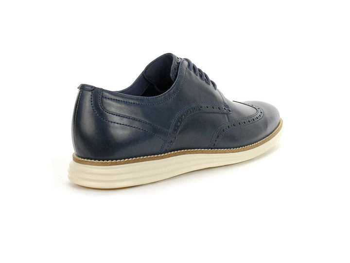 Zapato Oxford Cole Haan color navy con suela blanca para hombre.