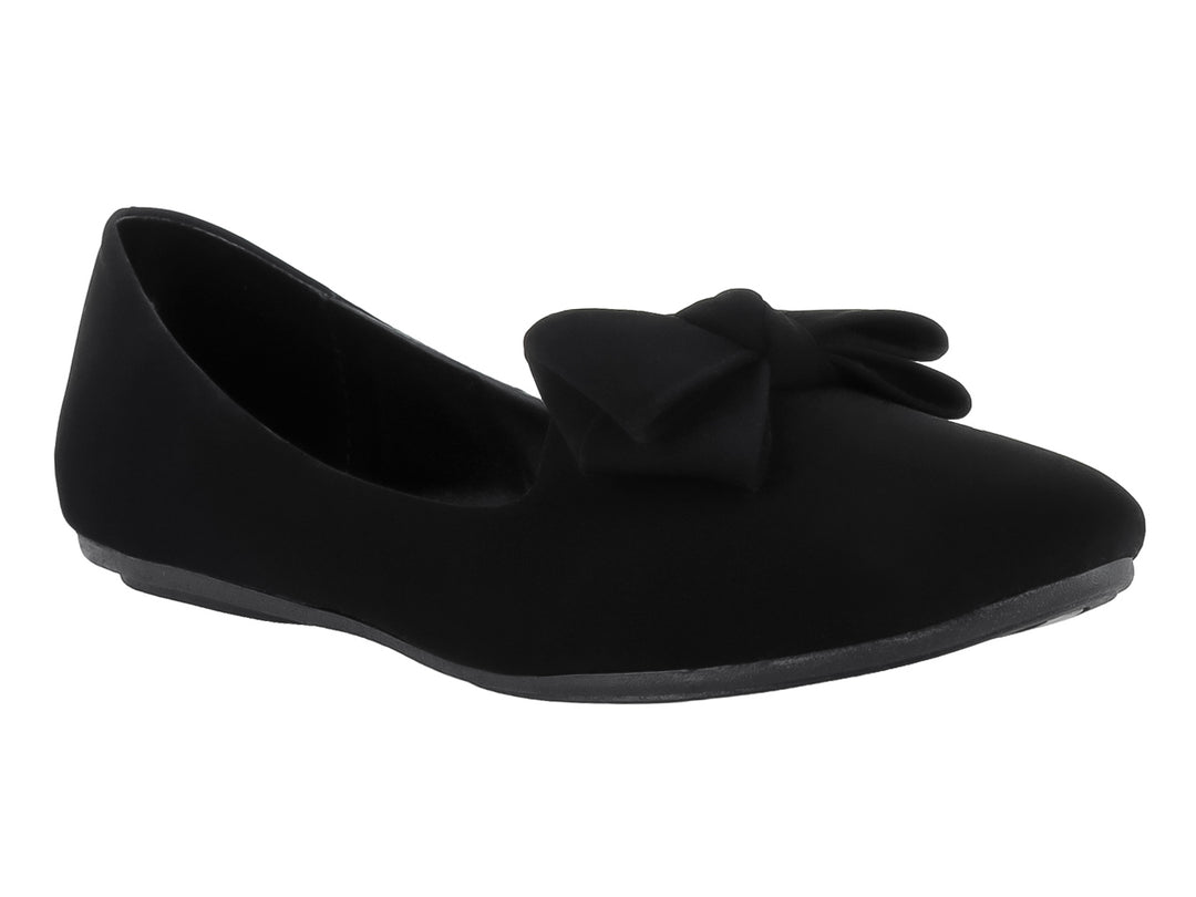 Zapato plano color negro para niña con detalle de moño decorativo en la parte superior.