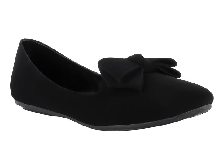 Zapato plano color negro para niña con detalle de moño decorativo en la parte superior.