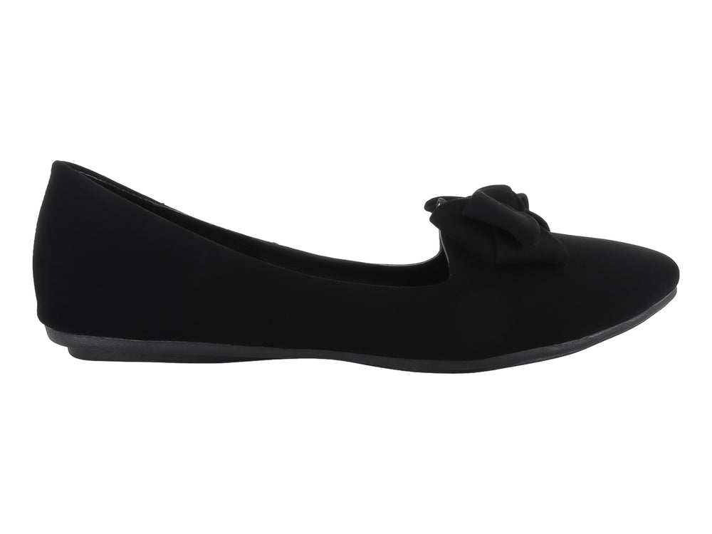Zapato plano color negro para niña con detalle de moño decorativo en la parte superior.