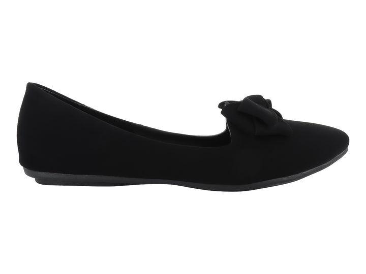 Zapato plano color negro para niña con detalle de moño decorativo en la parte superior.