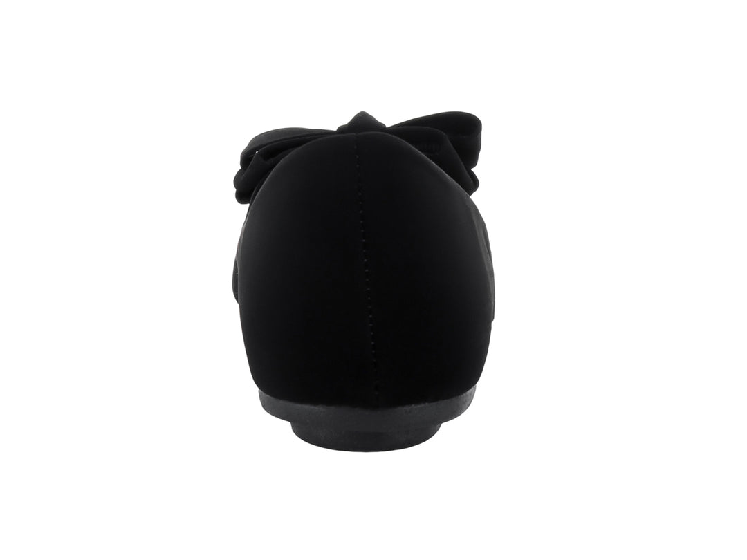 Zapato plano color negro para niña con detalle de moño decorativo en la parte superior.