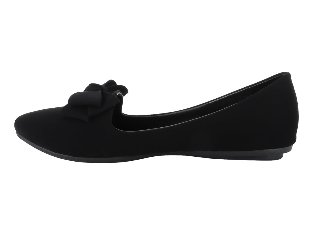Zapato plano color negro para niña con detalle de moño decorativo en la parte superior.