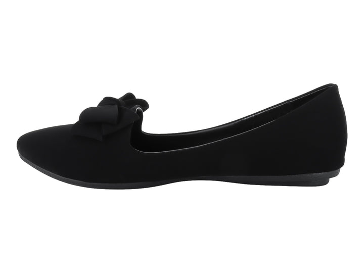 Zapato plano color negro para niña con detalle de moño decorativo en la parte superior.