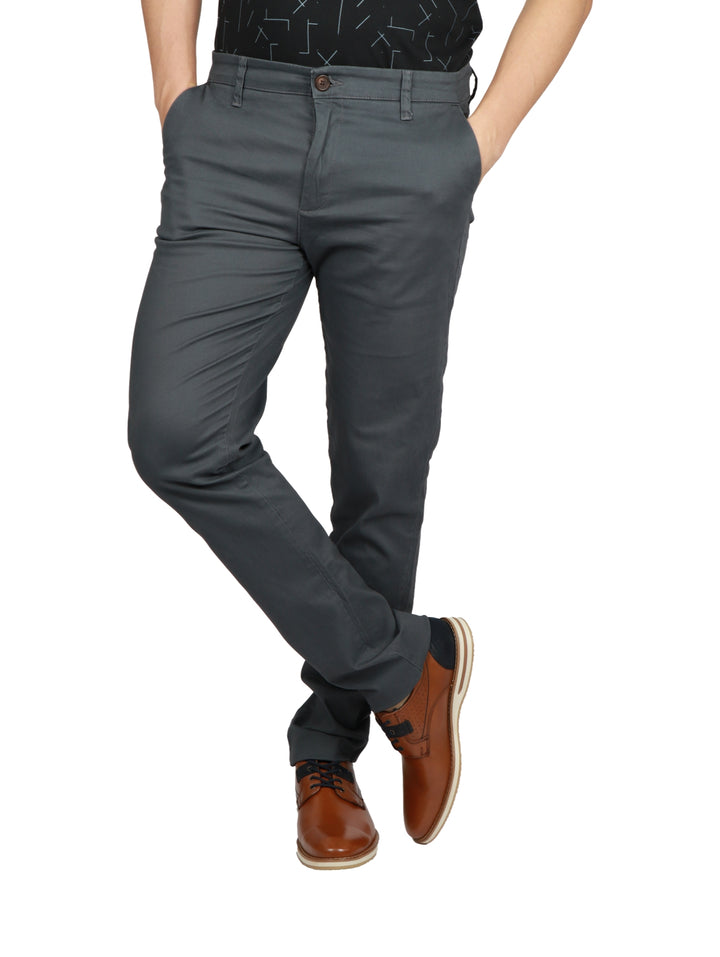 Pantalón de gabardina color gris oscuro para hombre en vista frontal.