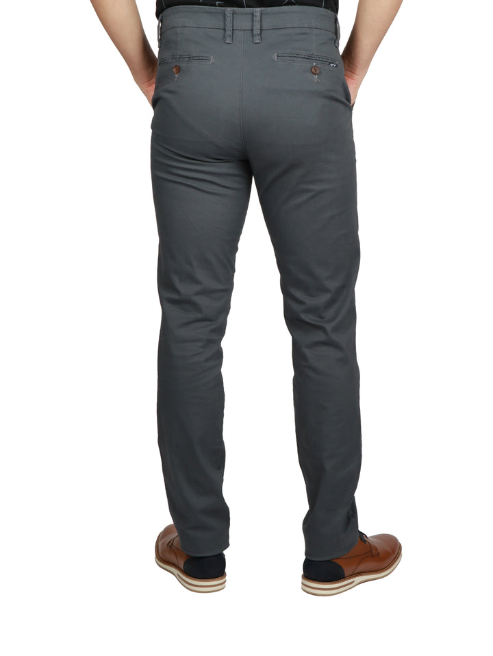 Pantalón de gabardina color gris oscuro para hombre en vista frontal.