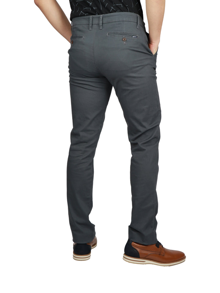 Pantalón de gabardina color gris oscuro para hombre en vista frontal.
