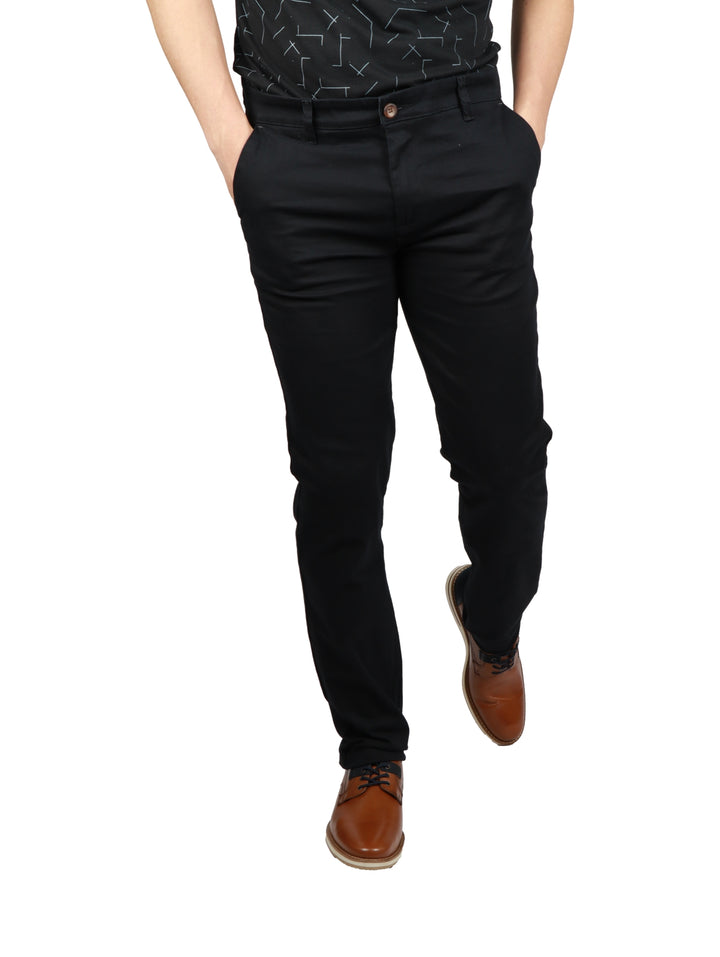 Hombre vistiendo un pantalón de gabardina color negro de corte casual.