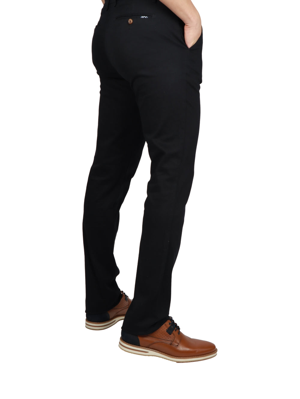 Hombre vistiendo un pantalón de gabardina color negro de corte casual.