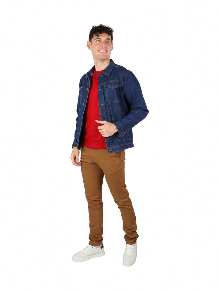 Hombre vistiendo pantalón de gabardina color ocre, playera roja y tenis blancos.