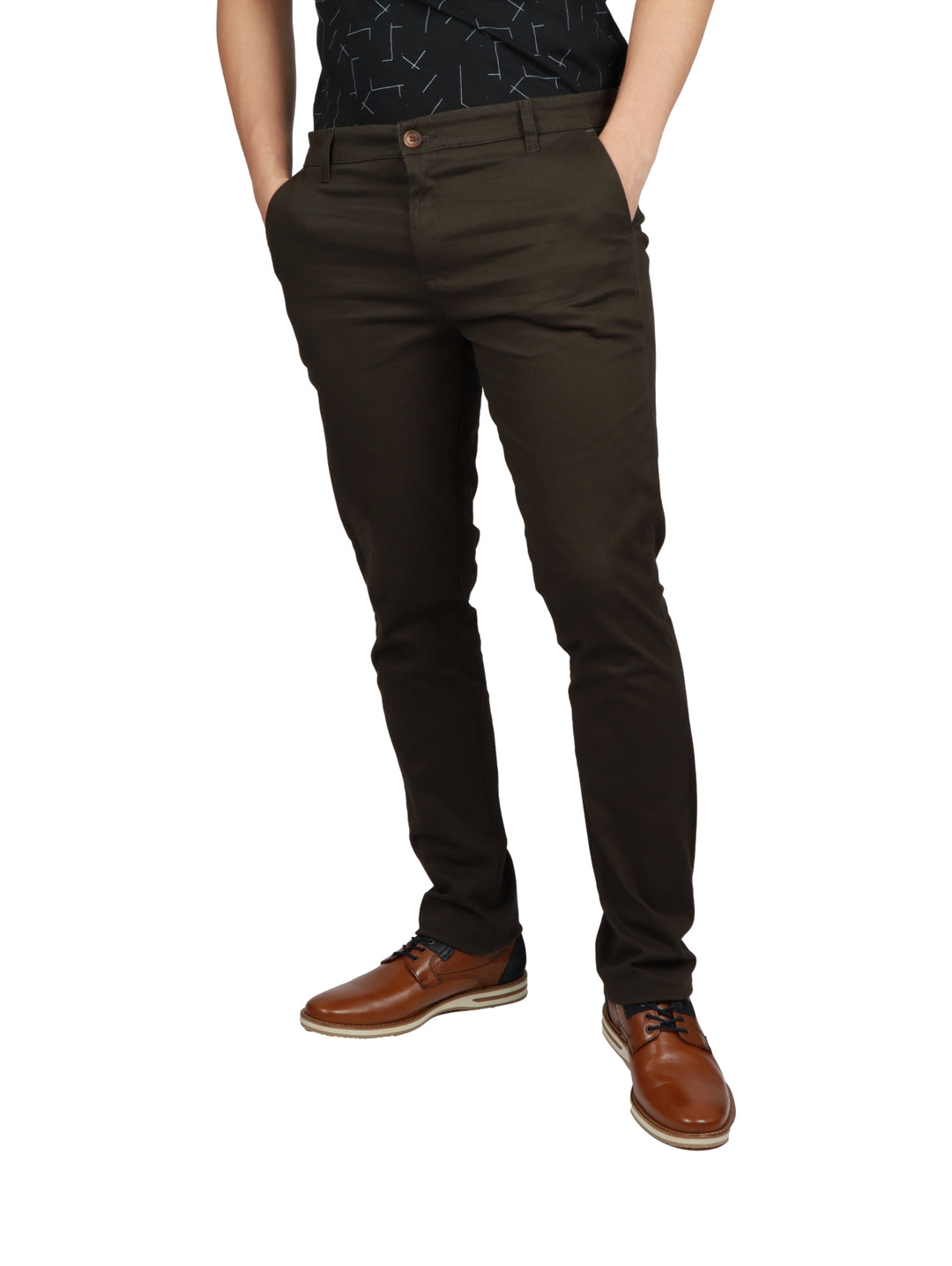 Hombre vistiendo pantalón de gabardina color olivo de corte casual.