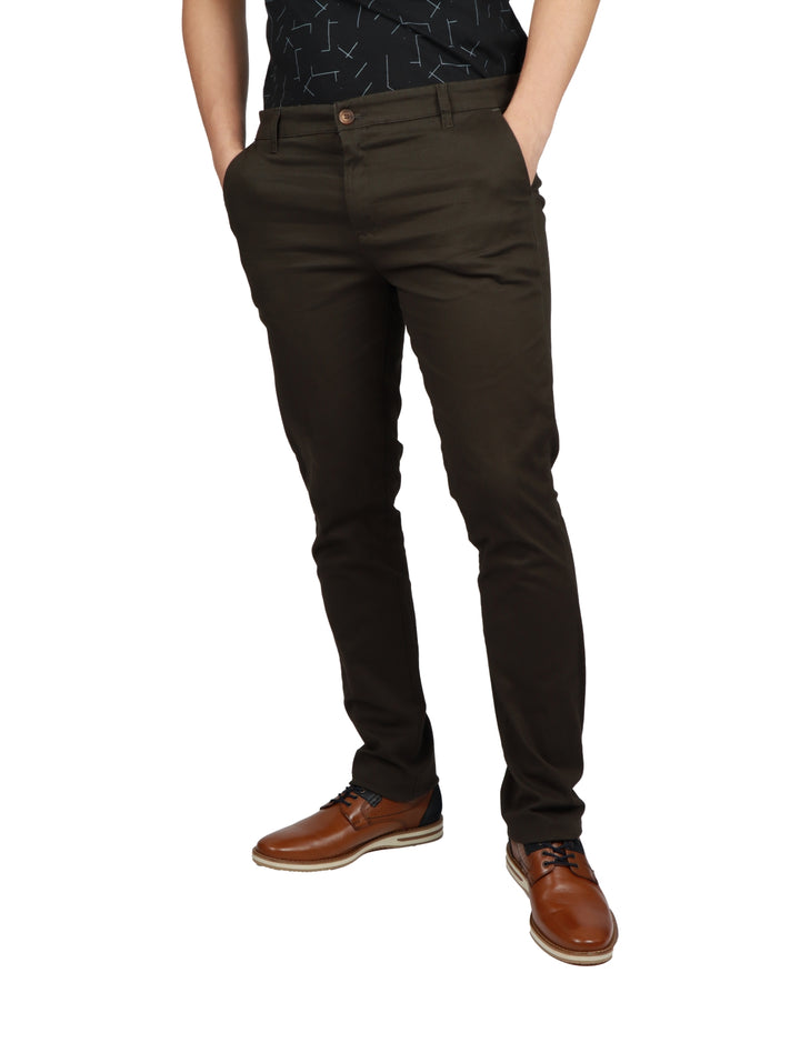 Hombre vistiendo pantalón de gabardina color olivo de corte casual.