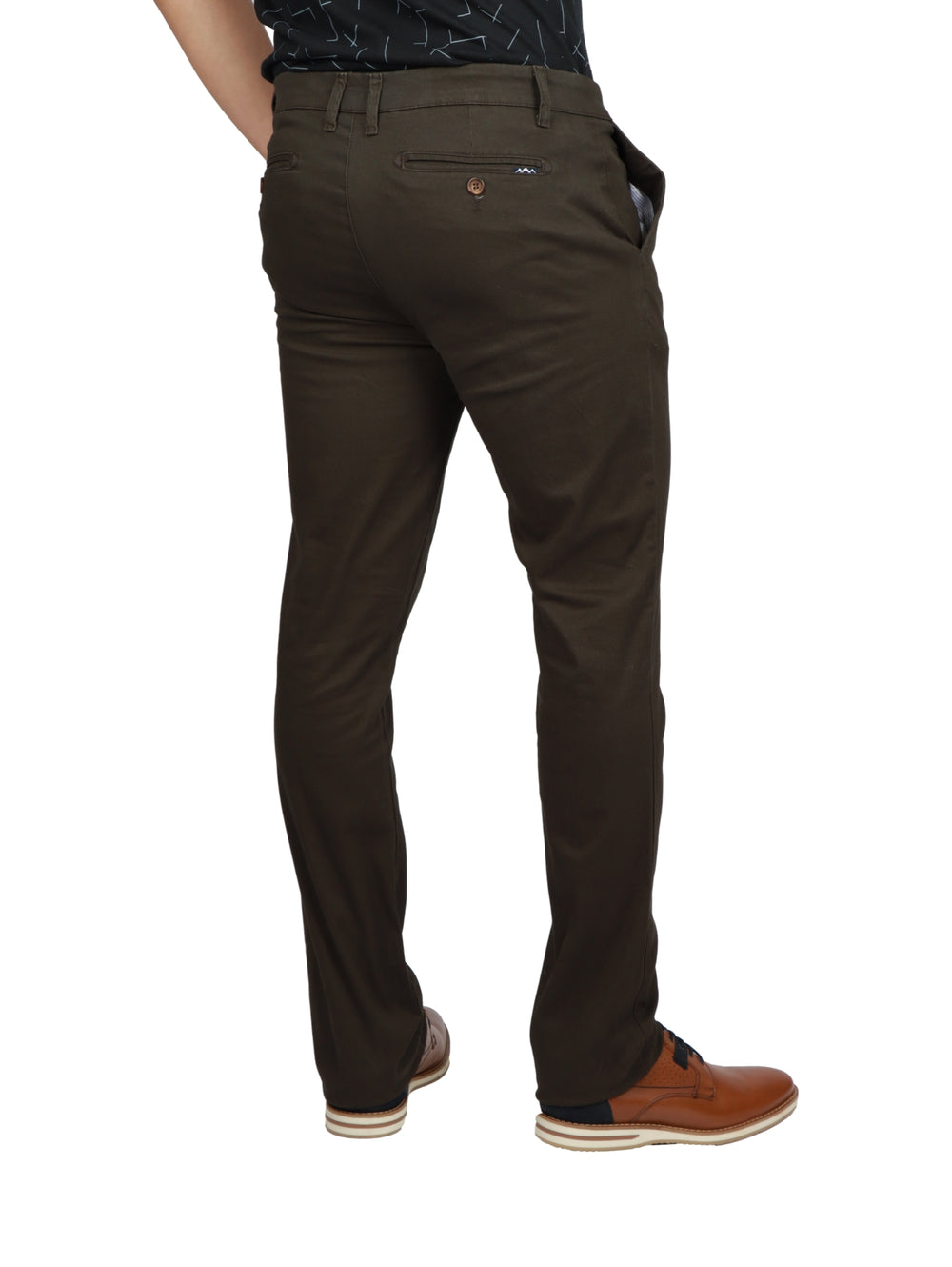 Hombre vistiendo pantalón de gabardina color olivo de corte casual.