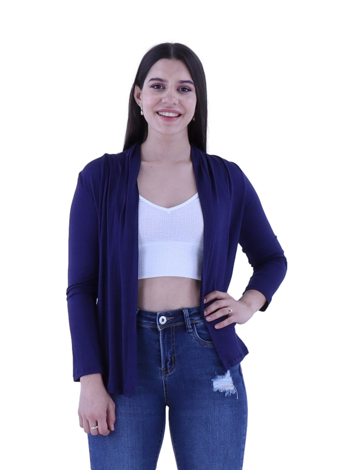 Mujer vistiendo un cardigan abierto de color azul oscuro sobre un top blanco y jeans azules.