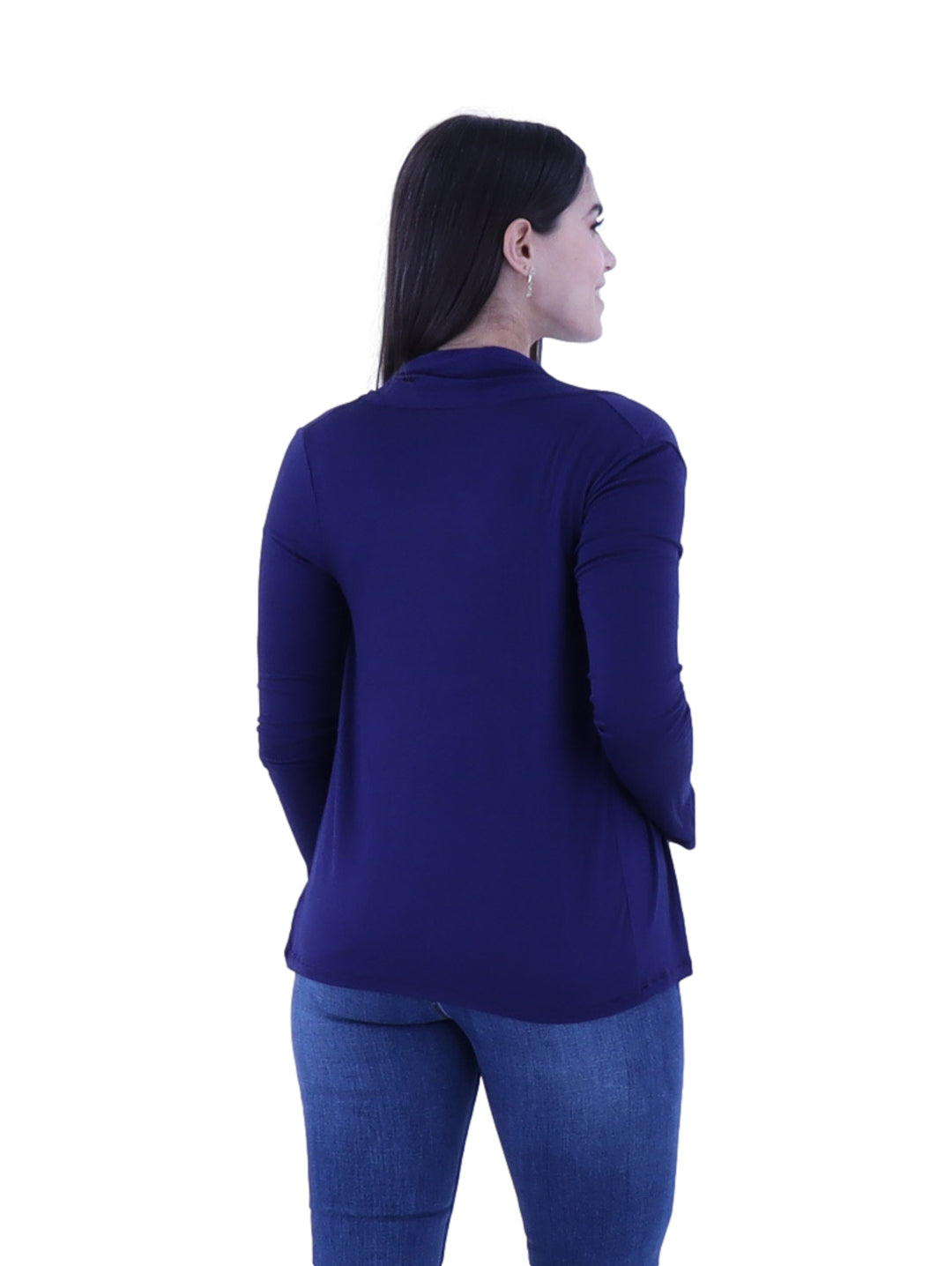 Mujer vistiendo un cardigan abierto de color azul oscuro sobre un top blanco y jeans azules.