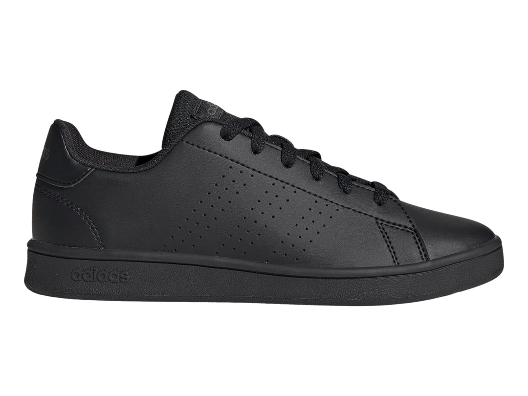 Tenis Adidas Advantage en color negro total con detalles perforados en el lateral y suela plana.