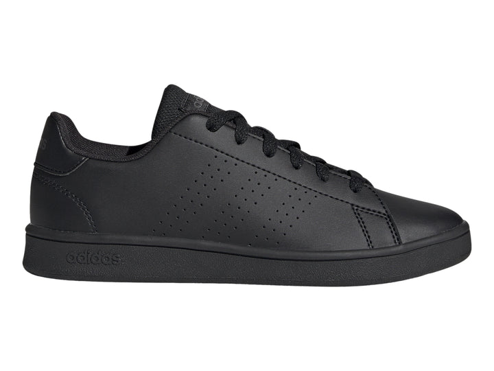 Tenis Adidas Advantage en color negro total con detalles perforados en el lateral y suela plana.