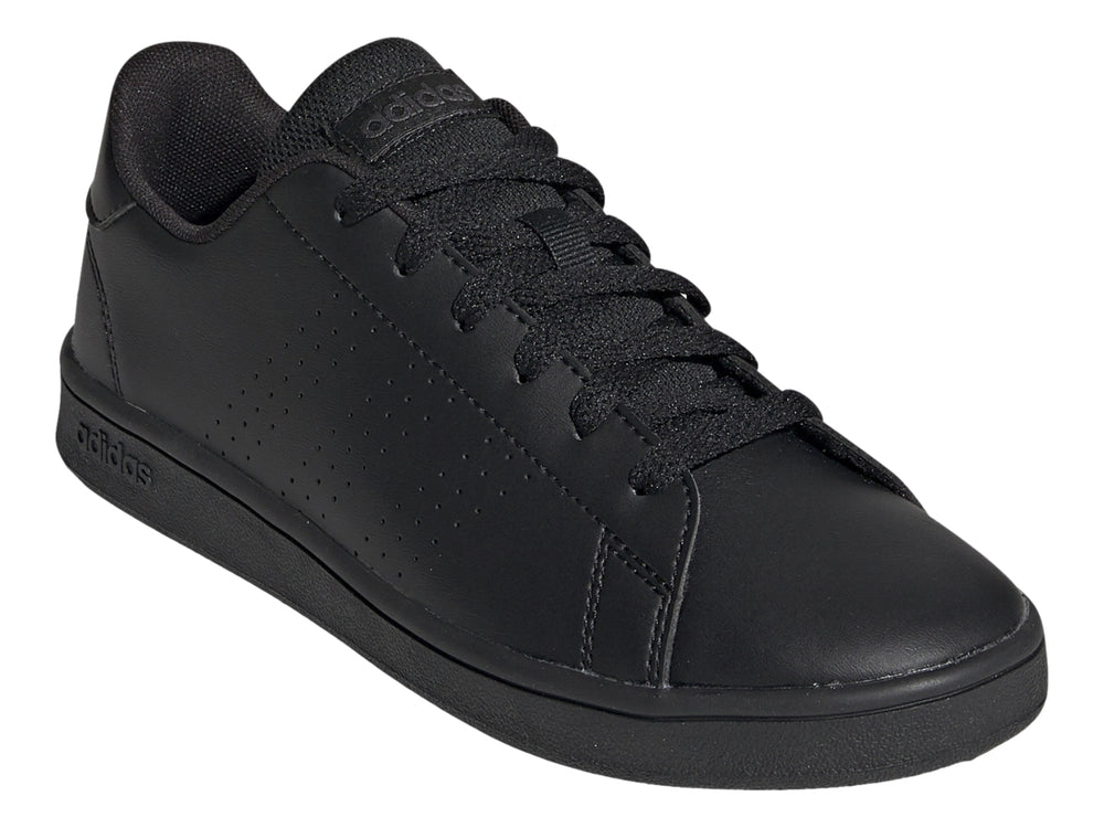 Tenis Adidas Advantage en color negro total con detalles perforados en el lateral y suela plana.