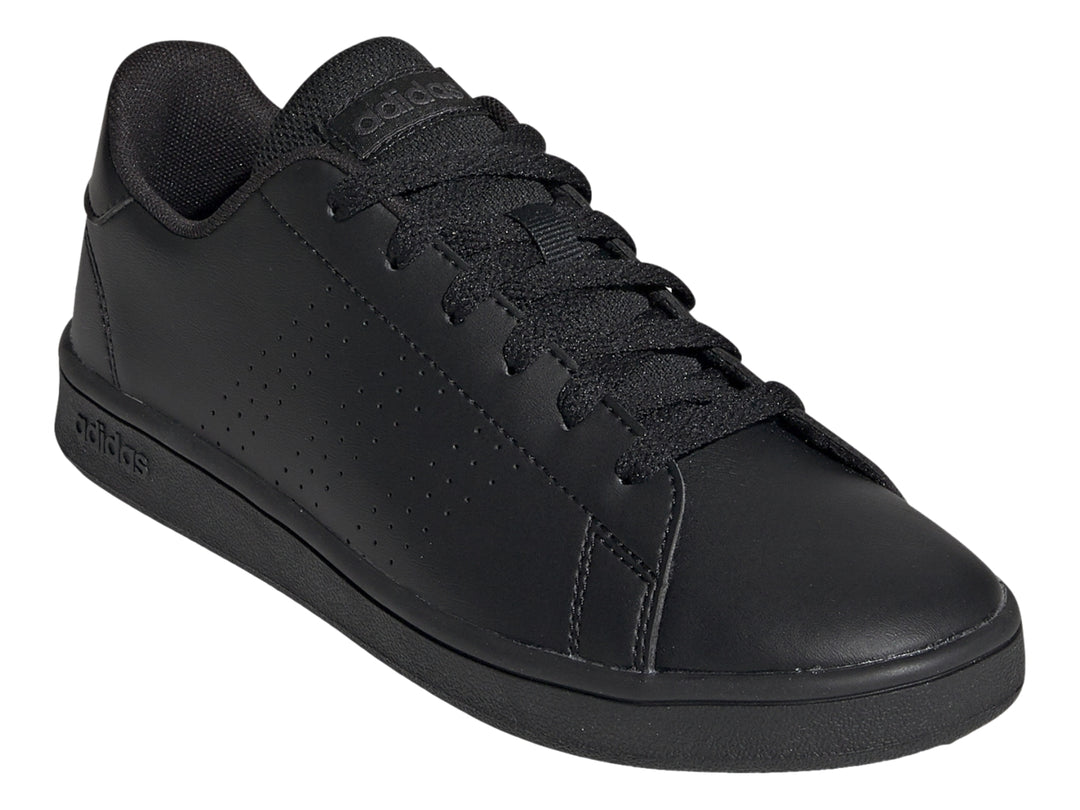 Tenis Adidas Advantage en color negro total con detalles perforados en el lateral y suela plana.