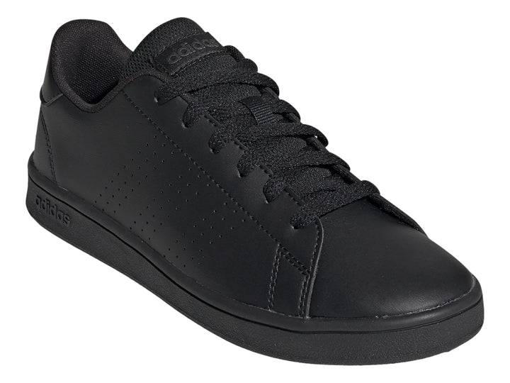 Tenis Adidas Advantage en color negro total con detalles perforados en el lateral y suela plana.