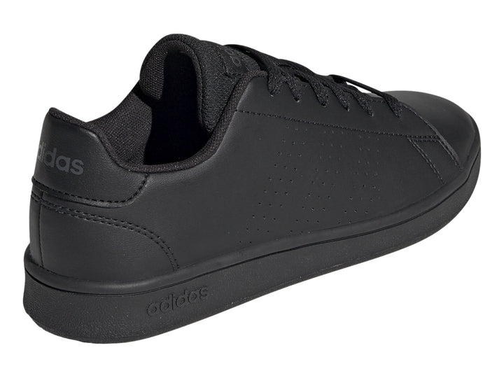 Tenis Adidas Advantage en color negro total con detalles perforados en el lateral y suela plana.