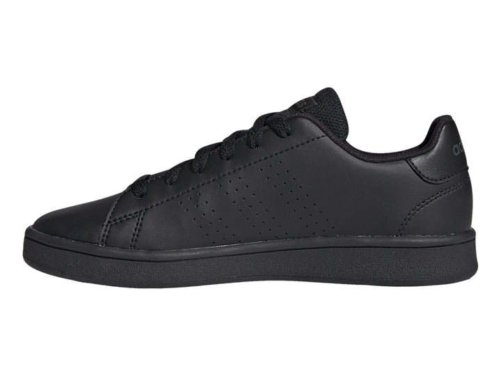 Tenis Adidas Advantage en color negro total con detalles perforados en el lateral y suela plana.