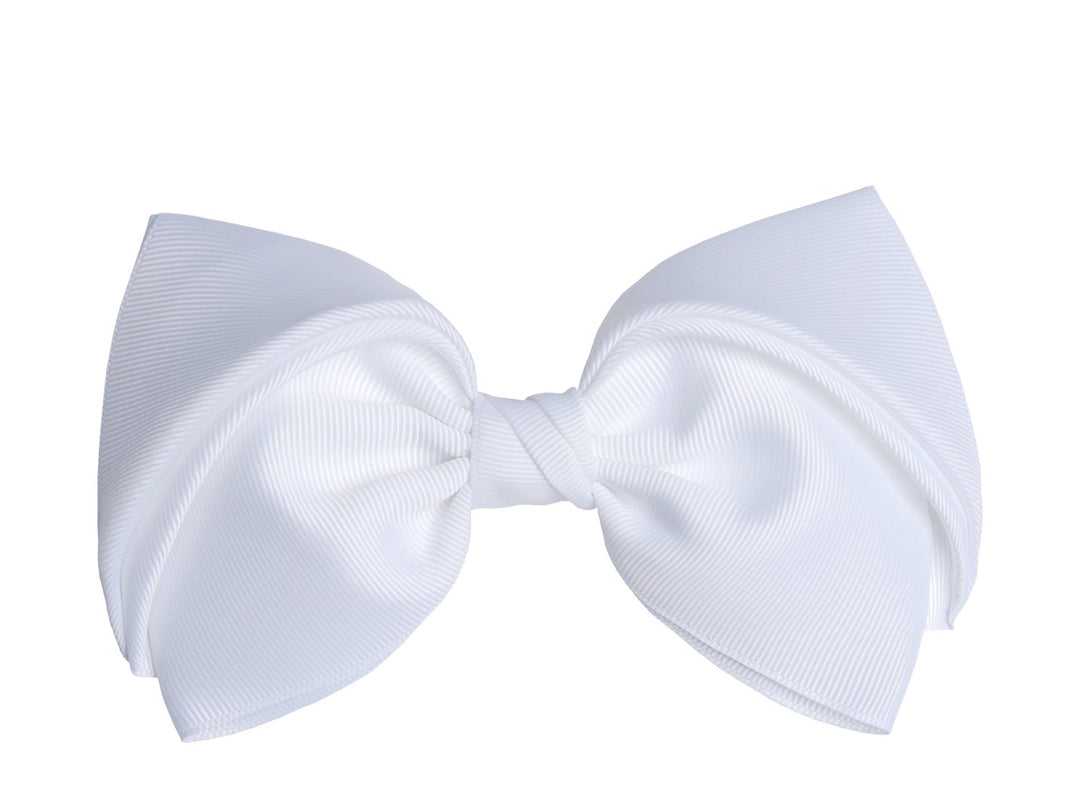 Moño blanco para el cabello de la marca Listonella Yali con textura de listón estriado.