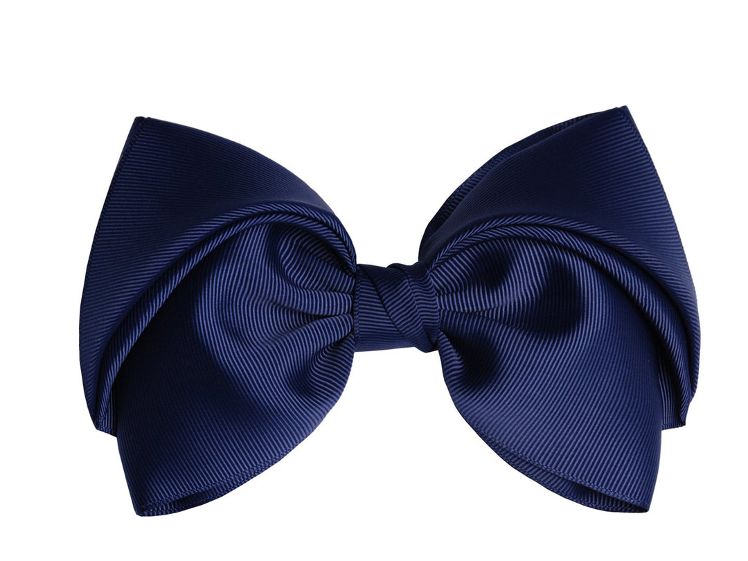 Moño para el cabello de color azul marino con textura de listón.
