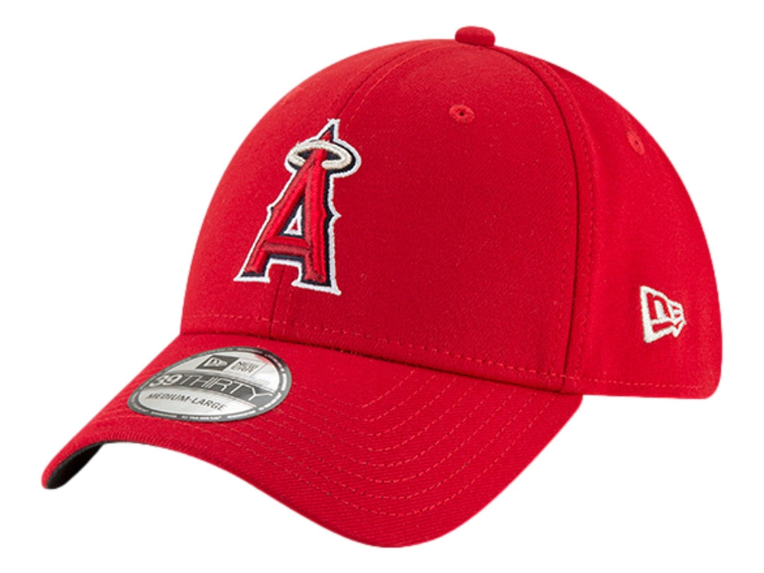 Gorra de béisbol roja New Era con logotipo de los Angeles Angels bordado al frente.