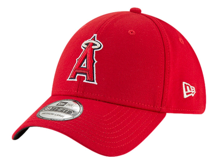 Gorra de béisbol roja New Era con logotipo de los Angeles Angels bordado al frente.