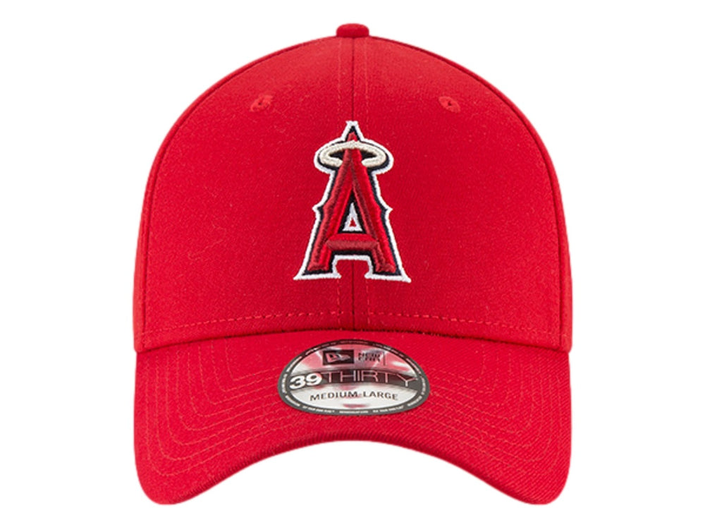Gorra de béisbol roja New Era con logotipo de los Angeles Angels bordado al frente.