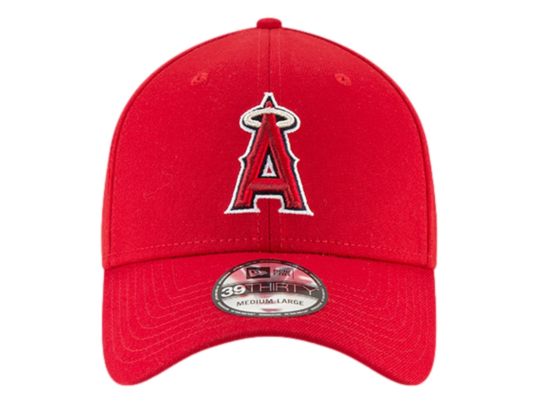 Gorra de béisbol roja New Era con logotipo de los Angeles Angels bordado al frente.