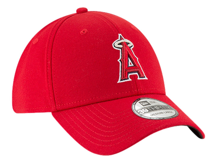 Gorra de béisbol roja New Era con logotipo de los Angeles Angels bordado al frente.