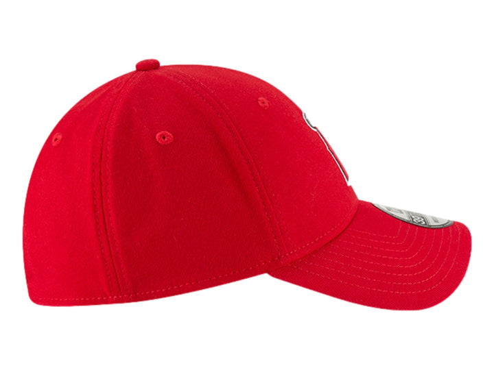 Gorra de béisbol roja New Era con logotipo de los Angeles Angels bordado al frente.