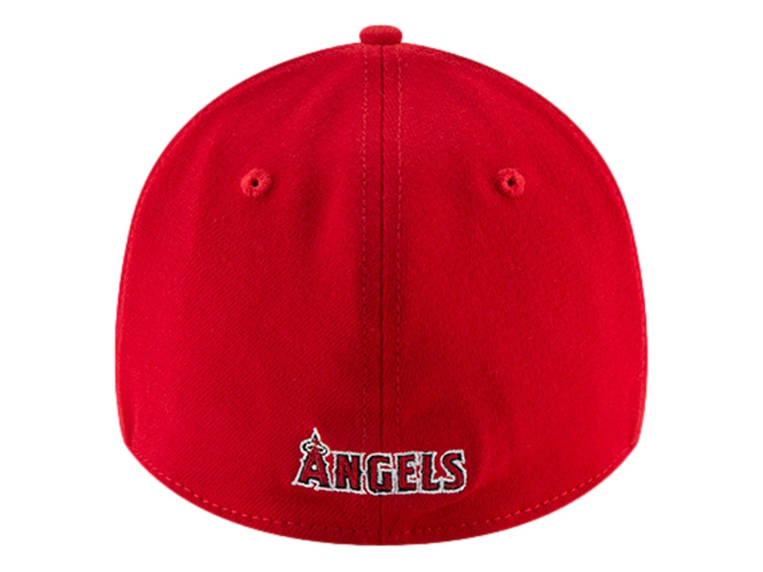 Gorra de béisbol roja New Era con logotipo de los Angeles Angels bordado al frente.