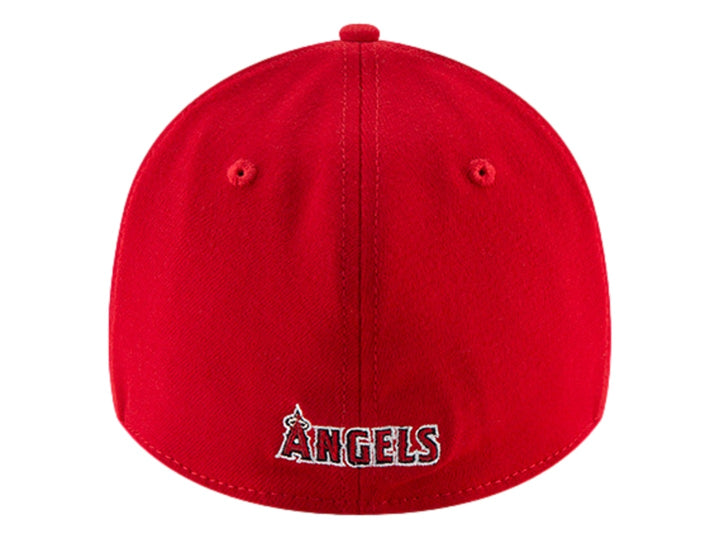 Gorra de béisbol roja New Era con logotipo de los Angeles Angels bordado al frente.