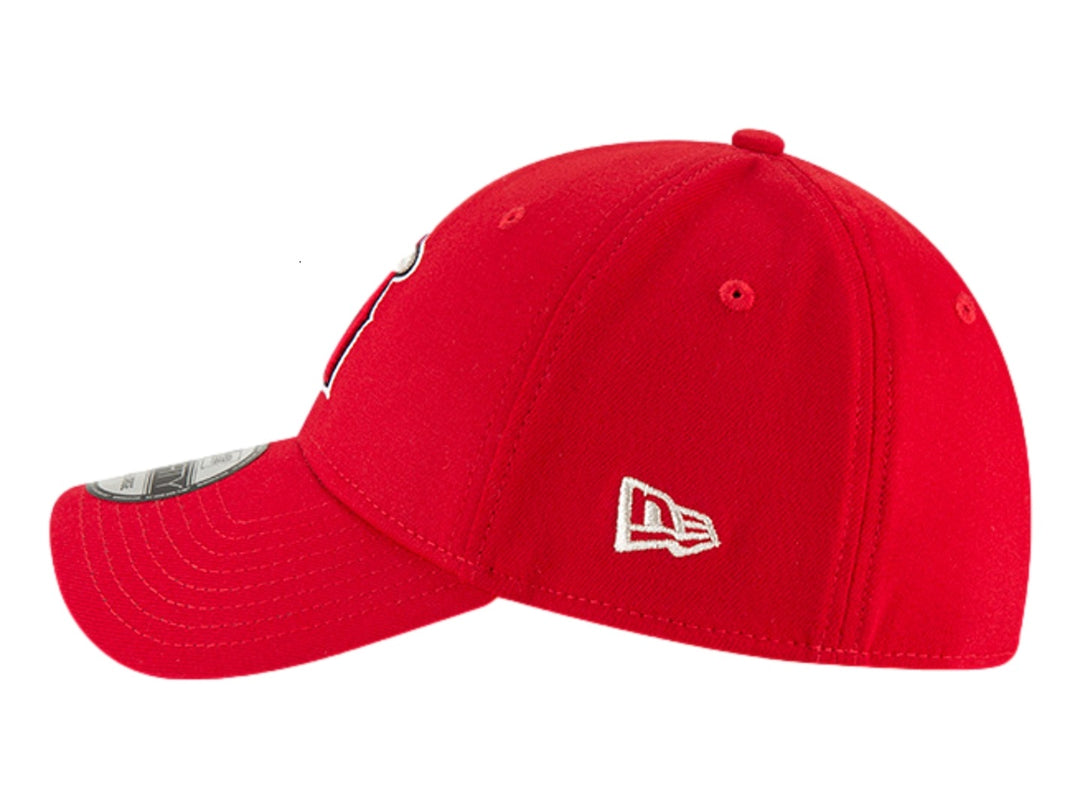 Gorra de béisbol roja New Era con logotipo de los Angeles Angels bordado al frente.